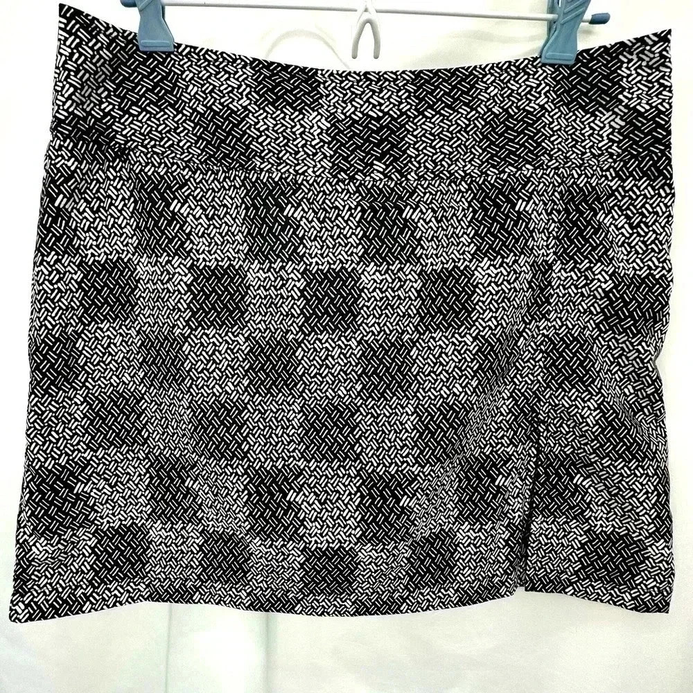IZOD Golf Skort Women 8 Black White Geometric Dash Print Active Performance Mini
